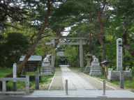 [写真: 日吉八幡神社(東側入口)]